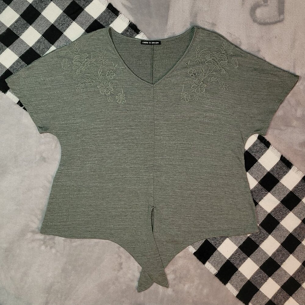 10 | Cable & Gauge | Embroidered Knot Crop Top